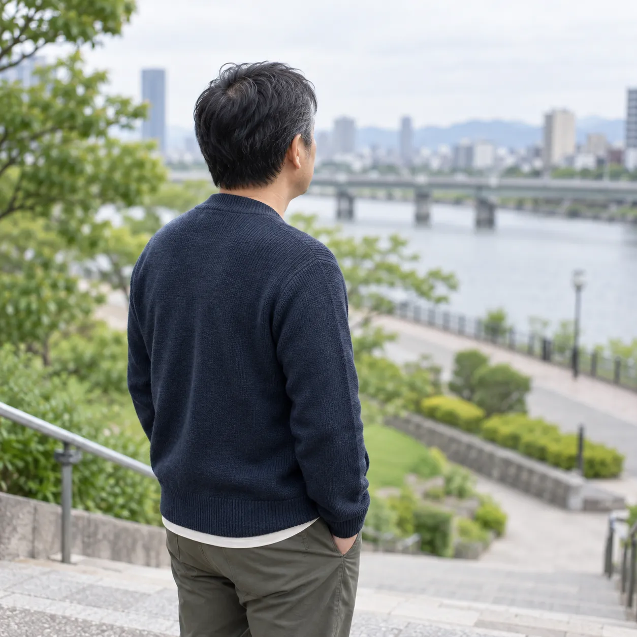 40代男性の後ろ姿イメージ