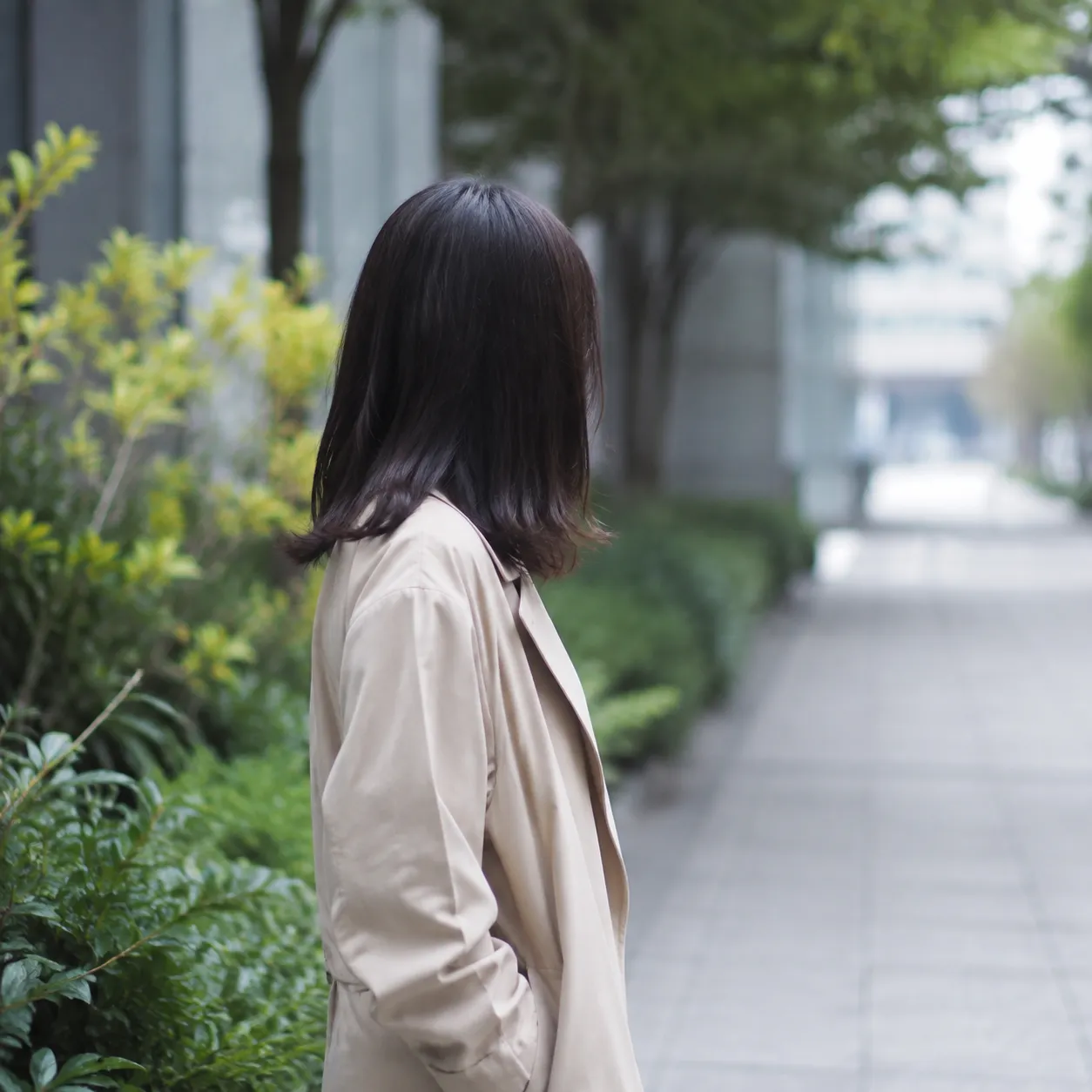20代女性の後ろ姿イメージ